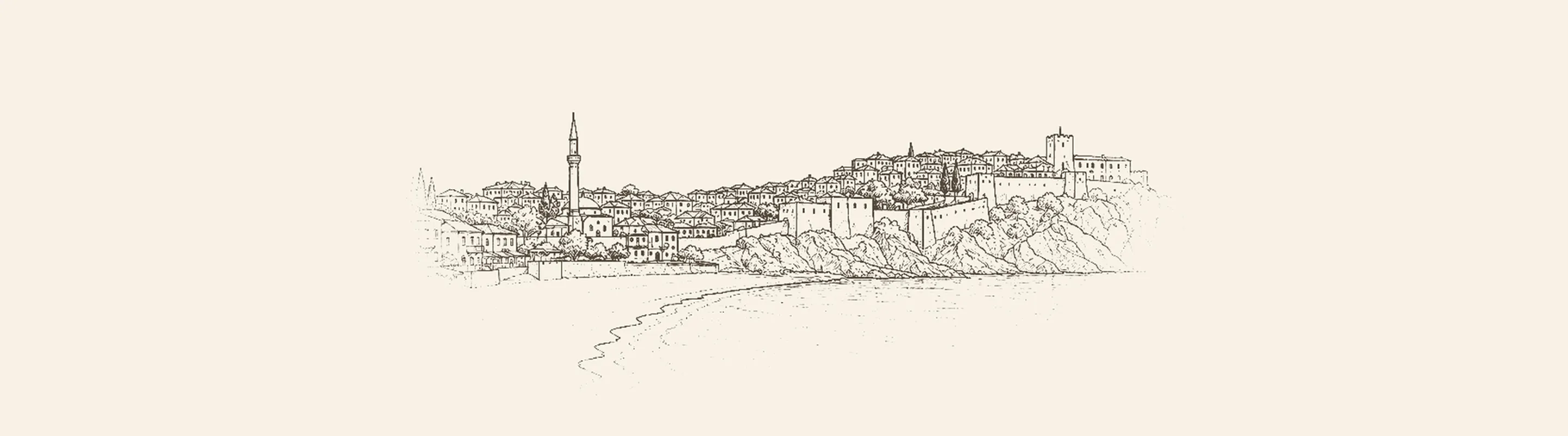 Ulcinj'in kayalık burun üzerindeki surlu eski şehri ve güneye uzanan kum sahili